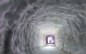 Ab in den Gletscher - auf 30 Meter Tiefe in den Langjökull. Foto: Into the glacier